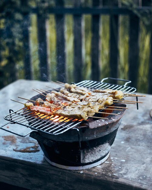 Photo vue rapprochée de la viande sur le barbecue