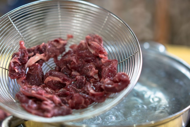 Photo vue rapprochée de la viande dans la casserole sur la table