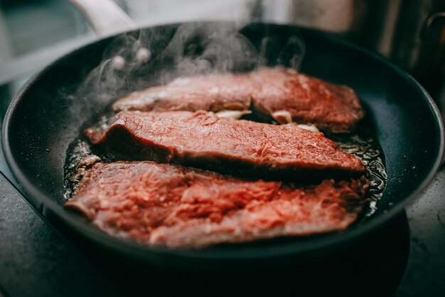 Vue rapprochée de la viande dans la casserole