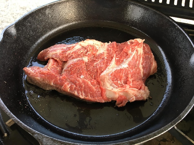 Vue rapprochée de la viande dans la casserole