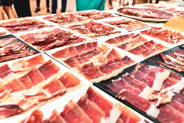Photo vue rapprochée de la viande destinée à la vente sur le marché