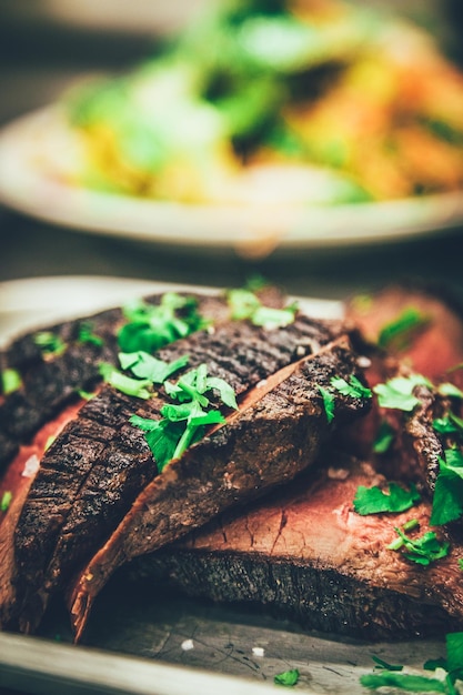 Vue rapprochée de la viande garnie de coriandre sur assiette