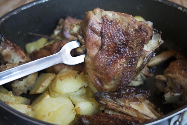 Vue rapprochée de la viande rôtie dans une assiette