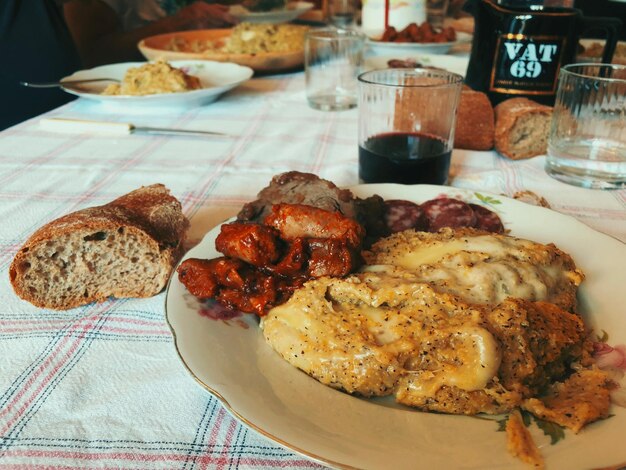 Photo vue rapprochée de la viande servie à table