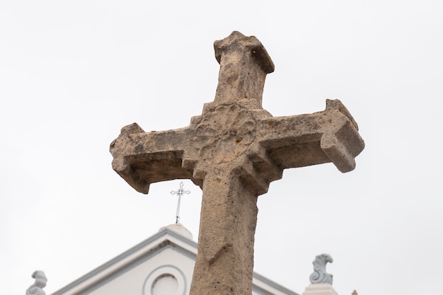 Vue rapprochée de la vieille croix chrétienne en pierre, symbole du christianisme religieux.