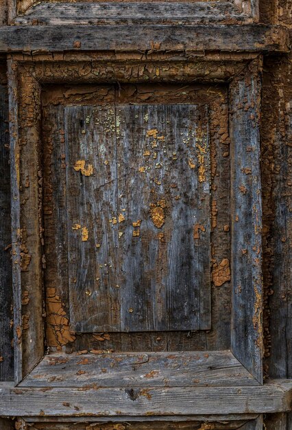 Vue rapprochée d'une vieille porte en bois