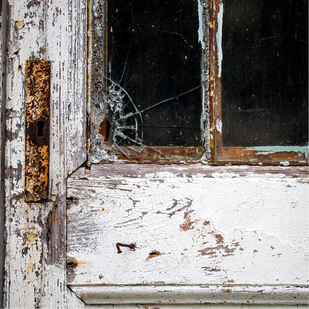 Vue rapprochée d'une vieille porte rouillée