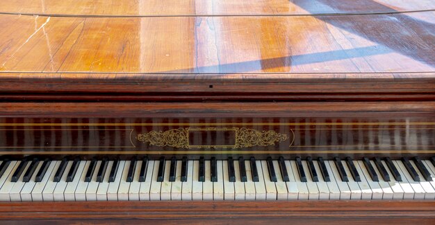 Vue rapprochée d'un vieux piano vintage