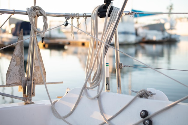 Photo vue rapprochée d'un voilier en mer