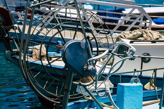 Photo vue rapprochée des voiliers amarrés au port