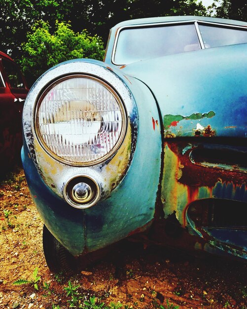 Photo vue rapprochée d'une voiture abandonnée sur le sol