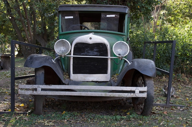 Vue rapprochée d'une voiture abandonnée sur le terrain