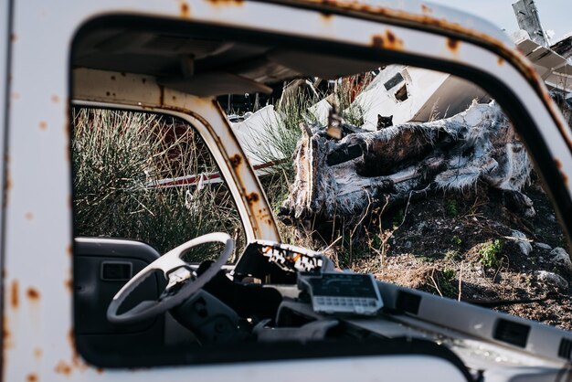 Photo vue rapprochée d'une voiture abandonnée