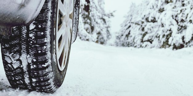 Vue rapprochée d'une voiture couverte de neige sur la route