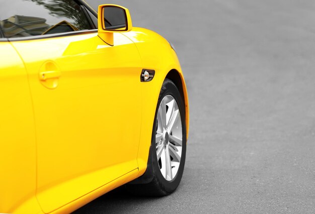 Photo vue rapprochée d'une voiture jaune sur la route