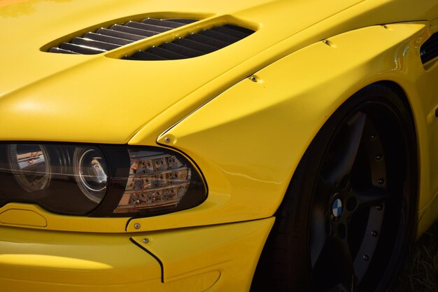 Photo vue rapprochée de la voiture jaune