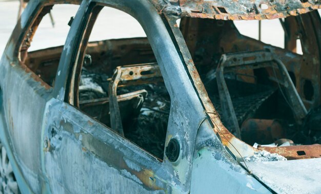 Vue rapprochée d'une voiture rouillée