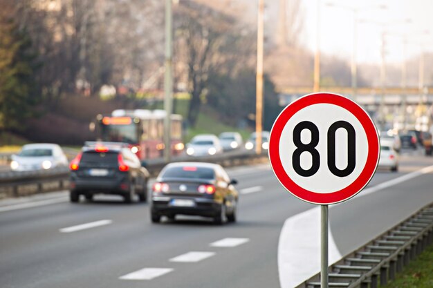 Vue rapprochée de la voiture sur la route