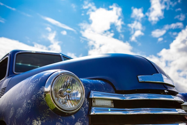 Photo vue rapprochée d'une voiture vintage sur un ciel bleu