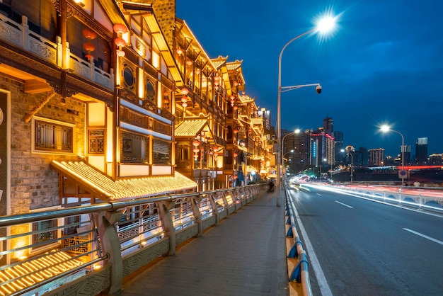 Vue rapprochée de la vue nocturne de la grotte de Hongya à Chongqing