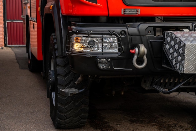 Vue recadrée du camion de pompiers de couleur rouge avec des échelles rétractables debout au garage. Notion d'urgence