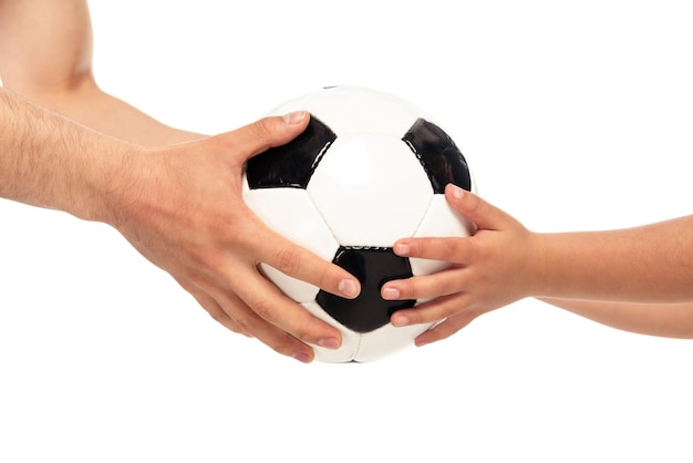 Photo vue recadrée du père et de la fille tenant un ballon de football isolé sur blanc