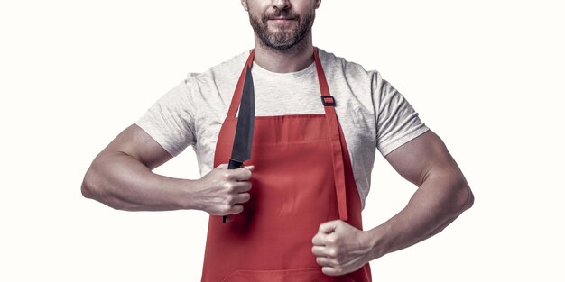 Photo vue recadrée de l'homme en tablier rouge tenir le couteau isolé sur fond blanc