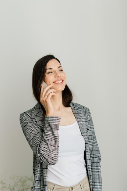 Vue recadrée de mains féminines tenant un téléphone intelligent. Femme avec téléphone portable à la maison. Mise au point sélective