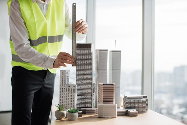 Vue recadrée des mains d'un ingénieur travaillant sur la construction d'un projet de prototype complexe