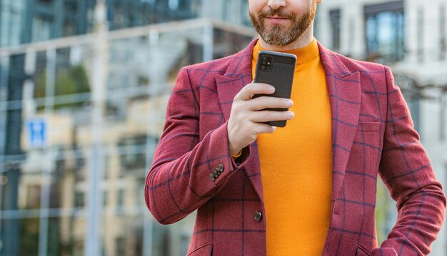 Vue recadrée de la messagerie de l'homme sur le smartphone à l'extérieur de la photo de la messagerie de l'homme sur le smartphone