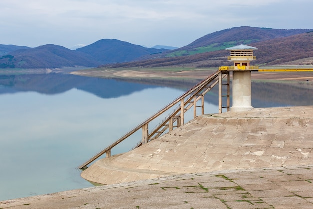 Vue sur le réservoir de Sioni avec vue sur la montagne au fond. Paysage