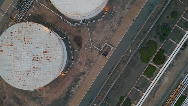 Vue des réservoirs de pétrole des usines pétrochimiques dans les bâtiments de stockage des combustibles fossiles