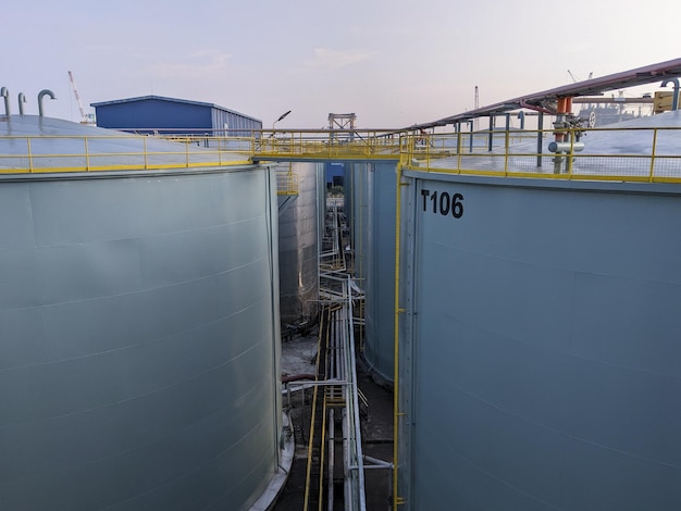 Une vue des réservoirs de stockage de pétrole et des oléoducs