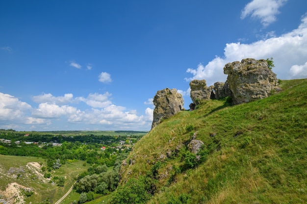 Vue sur les résidus de roches calcaires au nord de la Moldavie