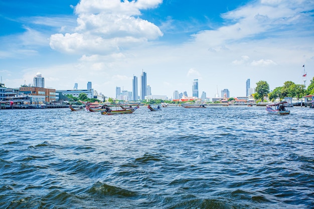 Une vue de la rive du fleuve Chao Phraya de Bangkok montrant l'hôtel Peninsula et plusieurs autres grands