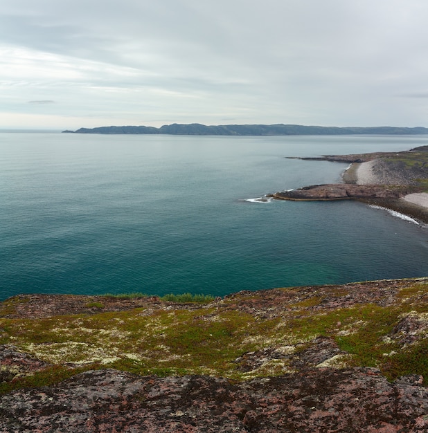 Photo vue sur la rive rocheuse de la mer de barents