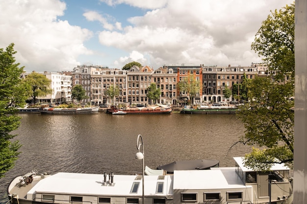 Une vue d'une rivière avec des bateaux et des bâtiments