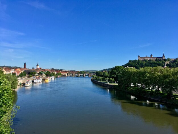 Vue de la rivière contre le ciel bleu