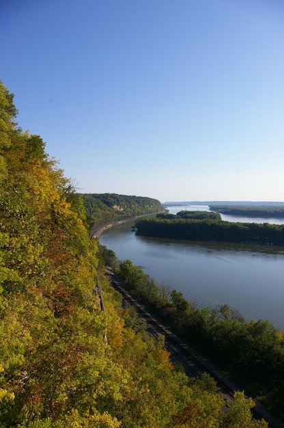 Photo vue de la rivière contre un ciel dégagé