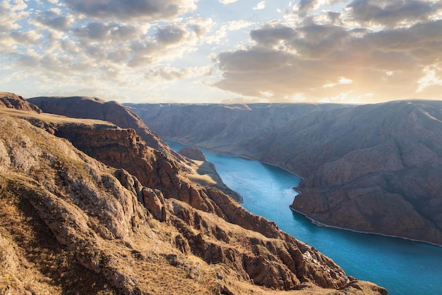 Vue de la rivière dans un terrain de gorge rocheuse paysage naturel d'Asie centrale paysage avec ciel nuageux