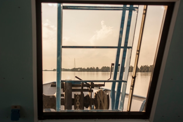 Vue sur la rivière depuis la fenêtre du ferry en naviguant sur la rivière elle-même