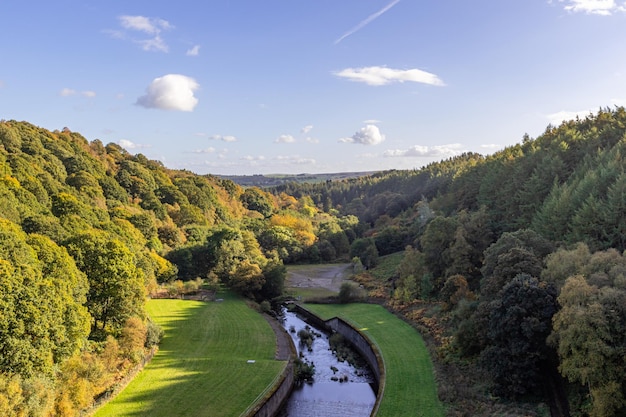 Une vue sur la rivière depuis le pont