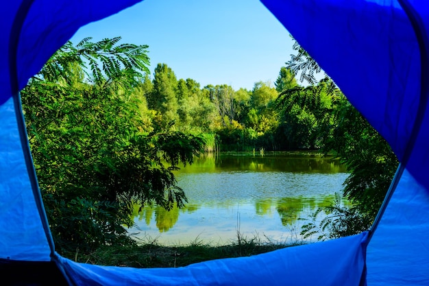 Vue sur une rivière depuis la tente le matin