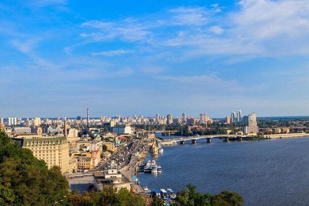 Vue de la rivière Dniepr et du paysage urbain de Kiev en Ukraine