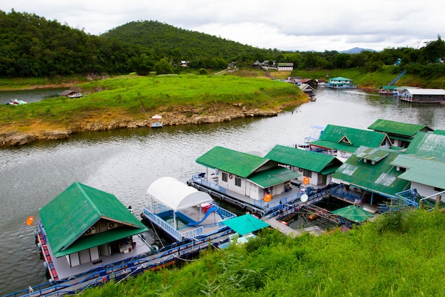 Vue sur la rivière à la forêt Resort avec maison de radeau sur la rivière Kwai à Kanchanaburi, en Thaïlande.