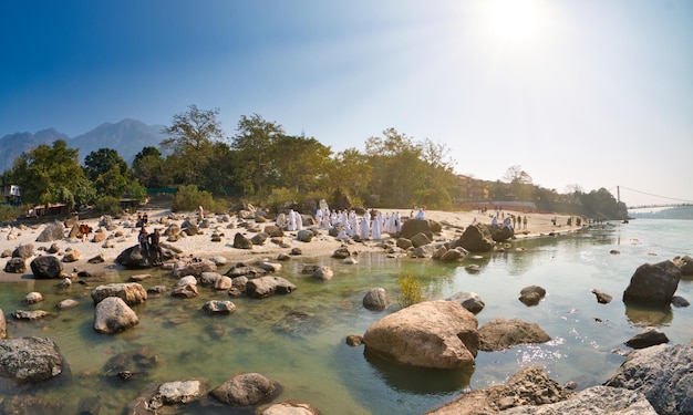 Vue sur la rivière Ganga remblai pont Lakshman Jhula et Tera Manzil Templein Rishikesh Inde