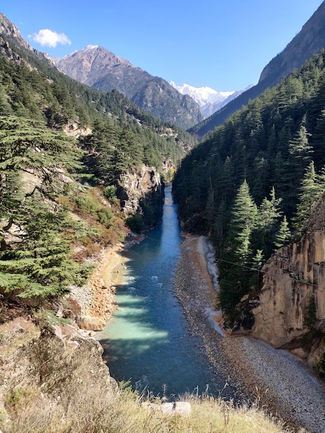 Vue de la rivière Gangotri qui coule à travers la vallée de Harshil dans l'Uttarakhand en Inde