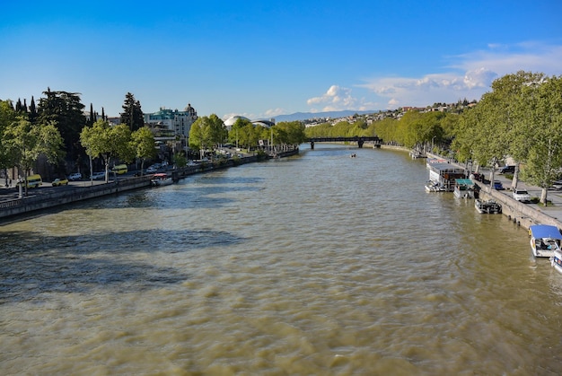 Vue sur la rivière Kura depuis le pont par une claire journée ensoleillée Rivière Kura dans le centre de Tbilissi Avril 2019 Géorgie