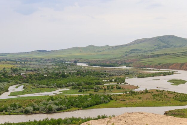 Vue sur la rivière Kura et les montagnes du Caucase depuis l'ancienne ville troglodyte d'Uplistsikhe, Géorgie