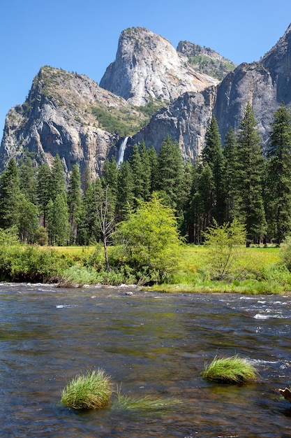 Vue sur la rivière Merced et les montagnes du parc national de Yosemite